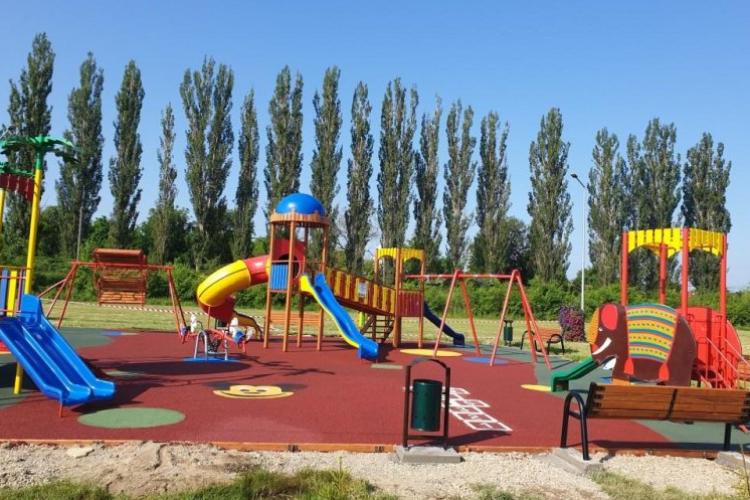  Pericol de accidentare într-un parc pentru copii din Cluj-Napoca: „Pavajele de cauciuc alunecă”