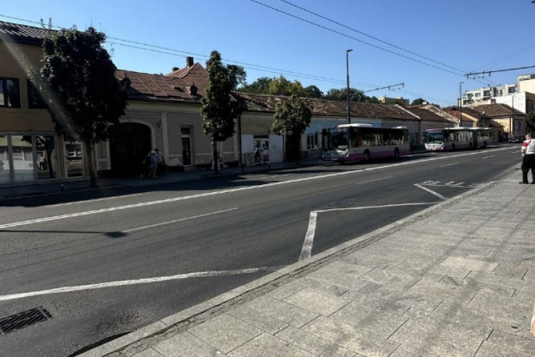 ,,Nu ar trebui bătrânii să se ascundă după un stâlp ca să aibă parte de umbră” -  Clujenii ,,fierb” în stațiile de autobuz din Cluj - FOTO 