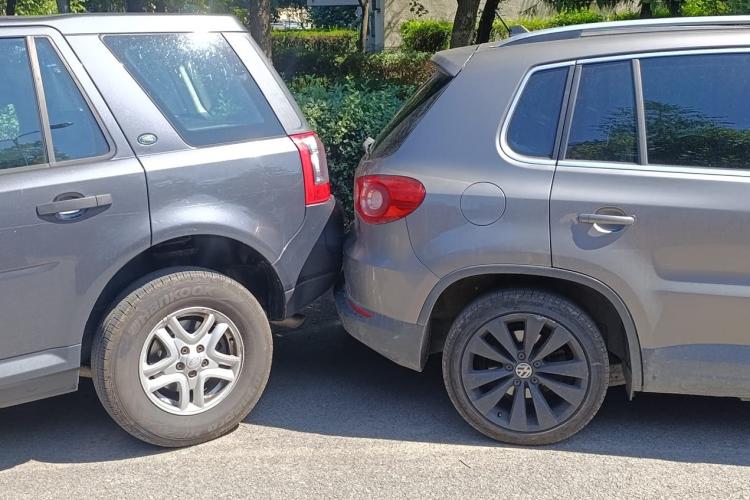 O clujeancă a lovit mașina vecinului în timp ce încerca să parcheze: ,,S-au pupat un pic. Ce, mașinile nu au voie?” 