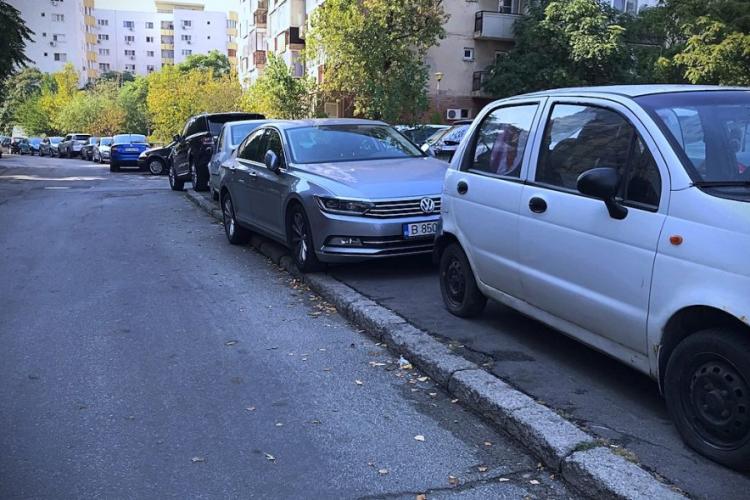 Semnal de alarmă tras de un tătic din Cluj, în cazul parcărilor ilegale de pe trotuare: „Devine extrem de periculos. Era să intre unul în noi”