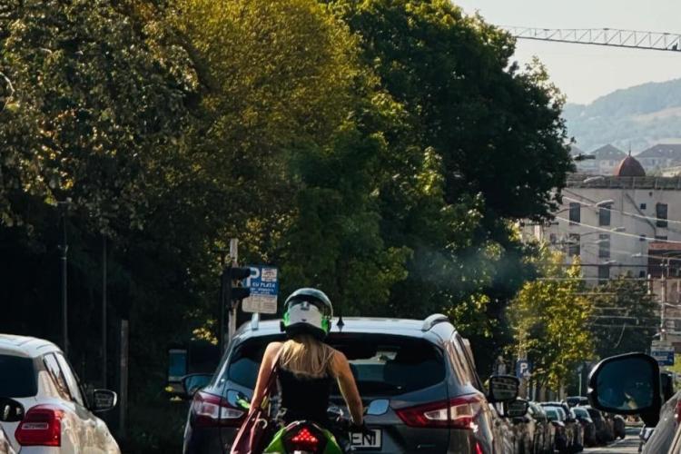 Apariție surprinzătoare în traficul clujean. O blondină, pe motocicletă, a furat inimile șoferilor cu ținuta sa „de vară” - Vezi FOTO