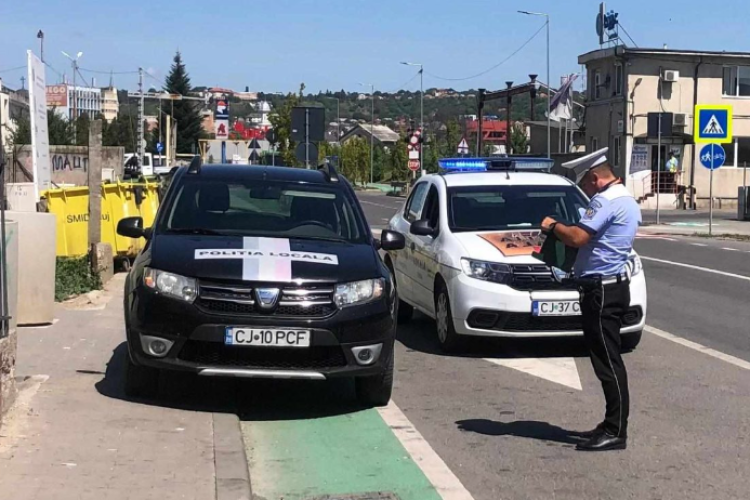 De lege nu scapă nimeni! Un polițist local și-a amendat colegul de breaslă după o parcare nereușită pe o stradă din Cluj - FOTO 