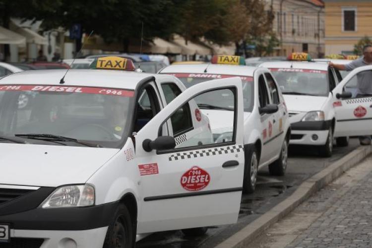 Taximetriștii clujeni, acuzați că parchează pe trotuare: „Sunt obișnuiți din anii '90 că se poate sta acolo. Trotuarul e plin de pete de ulei și chiștoace”