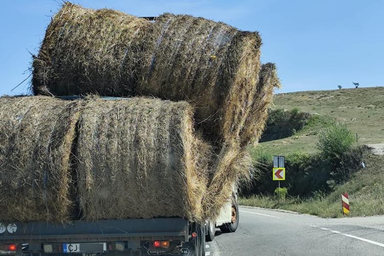 ,,Oare pică sau nu pică.” Autoturism încărcat până la refuz cu baloți de fân surprins pe o stradă din Cluj - FOTO