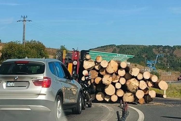 Cluj: Un camion plin cu lemne s-a răsturnat pe centura Vâlcele-Apahida. Pompierii intervin de urgență - VIDEO