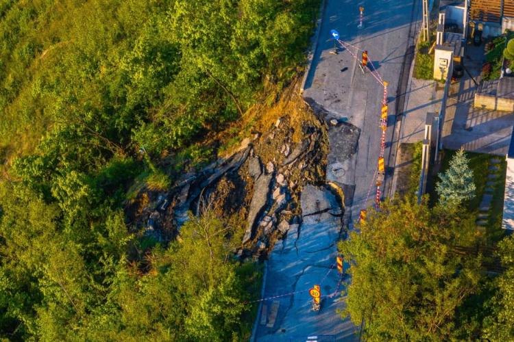 După problemele cu drumul, clujenii de pe strada Uliului au rămas în beznă: „De trei săptămâni de zile nu funcționează”