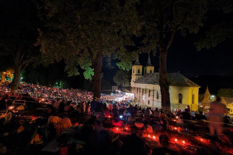 A fost trafic infernal spre Mănăstirea Nicula, înainte de slujba Vecerniei! Echipaje de poliție au intervenit pentru a fluidiza circulația