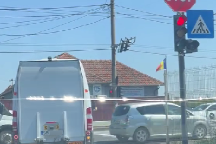 Statul la semafor este de modă veche la Cluj. O mașină cu numere de Sibiu, surprinsă în timp ce trece cu nepăsare pe roșu - VIDEO