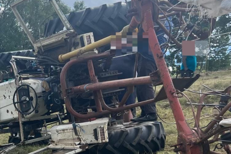 Bărbat prins sub un tractor într-o localitate din Cluj! Victima se află într-o zonă greu accesibilă/ Intervine elicopterul SMURD - FOTO 