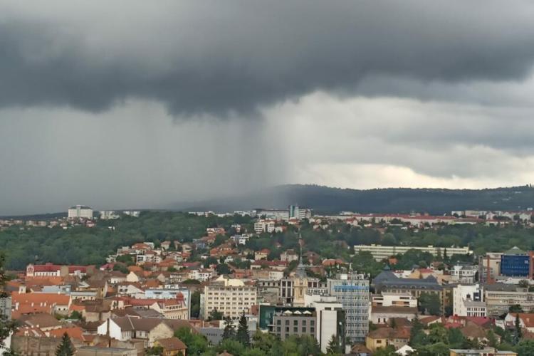 Adio caniculă. Vremea se schimbă radical în Cluj. ANM a emis cod galben de averse torențiale și descărcări electrice 