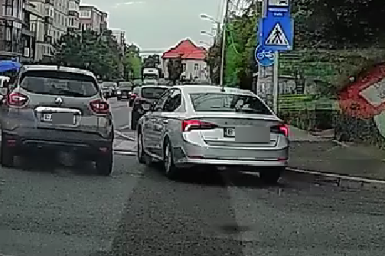 ,,Am rămas fără cuvinte.” Un șofer bucureștean s-a strecurat printre mașini pentru a depăși pe o trecere de pietoni - VIDEO