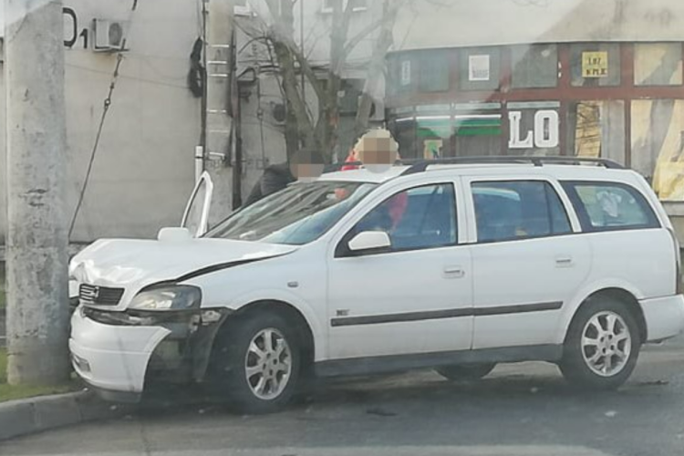 Accident Cluj: O mașină a intrat într-un stâlp și a avariat o țeavă de gaz. Pompierii intervin pentru a preveni o tragedie