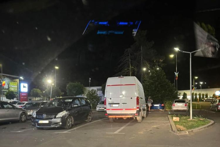 Performanță nemaiîntâlnită în parcarea VIVO Cluj: Un șofer și-a lăsat duba pe patru locuri de parcare