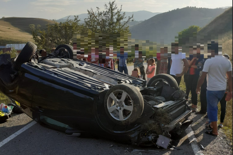 Accident șocant Cluj ! Tânăr de 20 de ani scăpat ca prin minune din mașina răsturnată/ A fost preluat de urgență FOTO