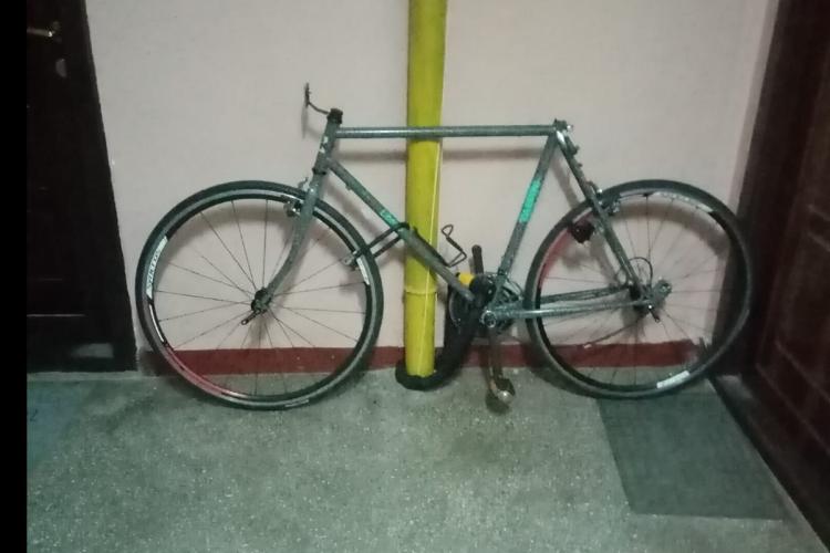 ,,Ce au putut demonta au furat” - Un clujean a rămas fără jumătate din bicicletă după ce fost prădat de hoți, chiar în scara blocului - FOTO