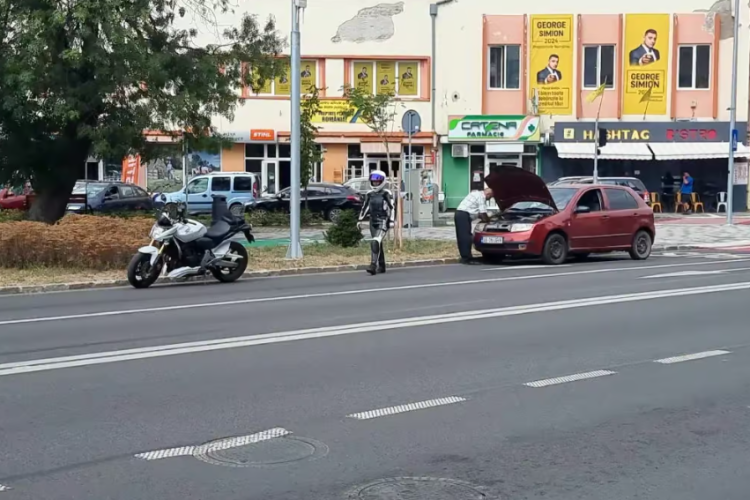 Gest impresionant făcut de o motociclistă din Ardeal! A fost singura care s-a oprit să ajute un bărbat cu mașina blocată în mijlocul străzii