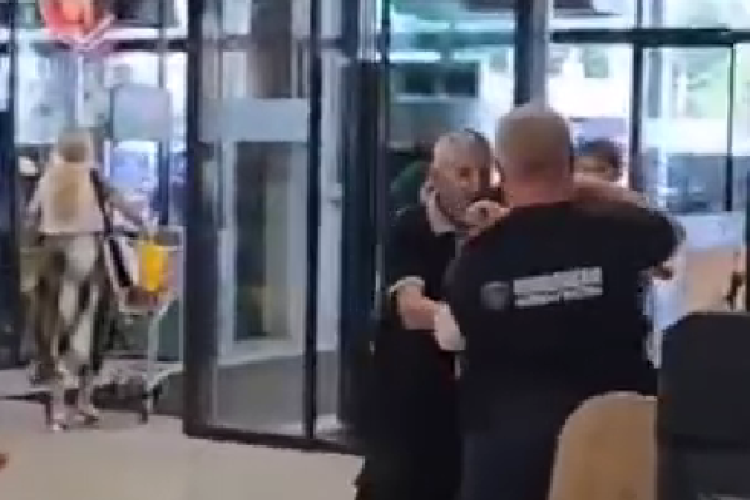 Falșii surdo-muți au făcut scandal într-un hypermarket din Cluj-Napoca. Au fost dați afară cu forța de paznici - VIDEO