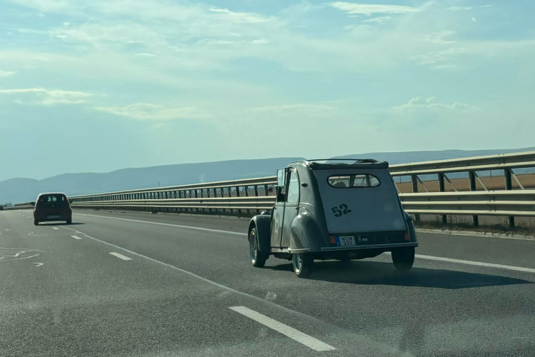 Mașină spectaculoasă, pe Autostrada A3, sensul către Cluj. Bijuteria pe roți, extrem de rară, a făcut furori printre șoferi pe Autostrada Transilvania FOTO