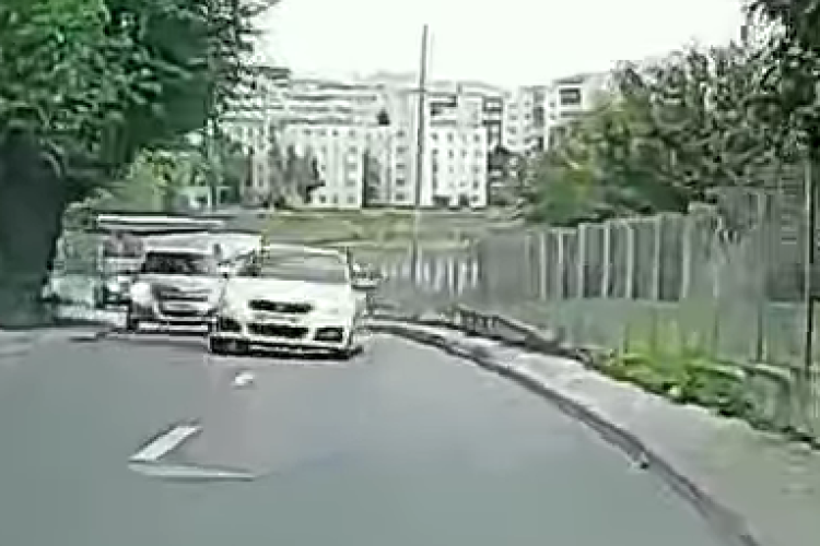 Depășire riscantă pe o stradă din Cluj unde limita de viteză este de 20 km/h: ,,Să te oblige poliția să coborî și să urci pe jos de 10 ori” - VIDEO