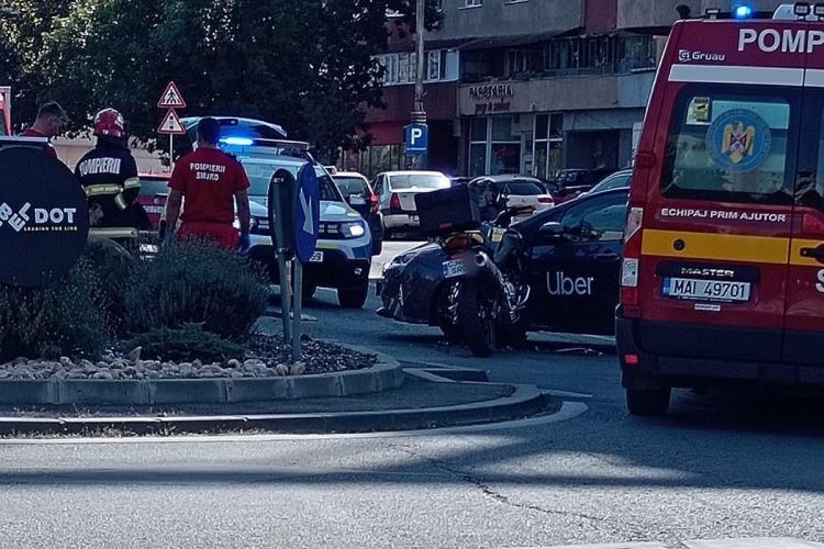 VIDEO. Accident pe strada Fabricii din Cluj-Napoca! O mașină Uber a intrat într-o motocicletă/Două persoane, transportate la spital