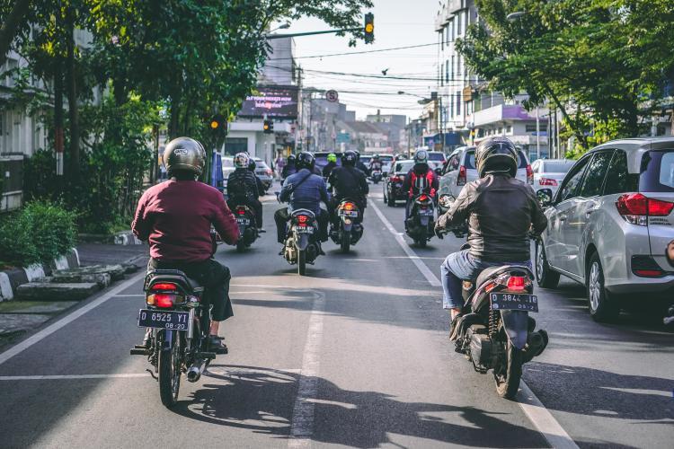 E oficial! Șoferii care dețin permis categoria B pot conduce și motociclete începând cu luna aceasta. Ce condiții trebuie să îndeplinească 