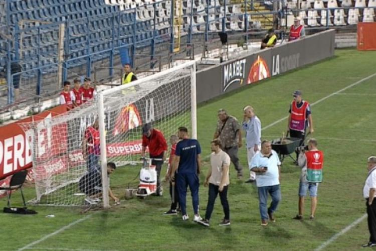 Momente incredibile la un meci din Liga 1. Gazdele s-au apucat de săpat după ce antrenorul a găsit o eroare la porți