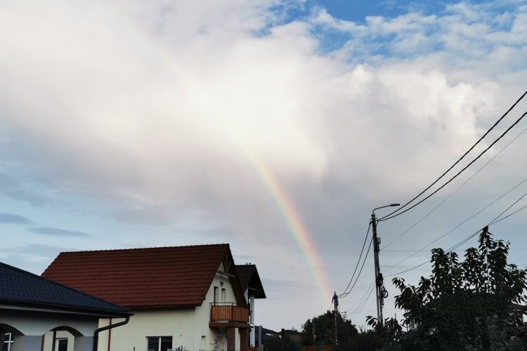 Magie pe cerul Clujului! Un curcubeu spectaculos încântă clujenii după ploaia de aseară FOTO