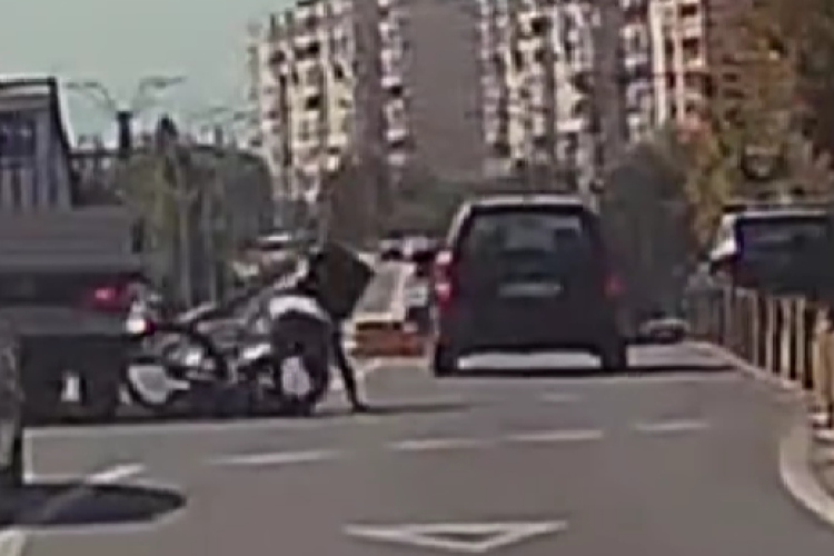 Neglijență în trafic. Un livrator pe bicicletă s-a ciocnit de o mașină într-un sens giratoriu din Cluj-Napoca - VIDEO