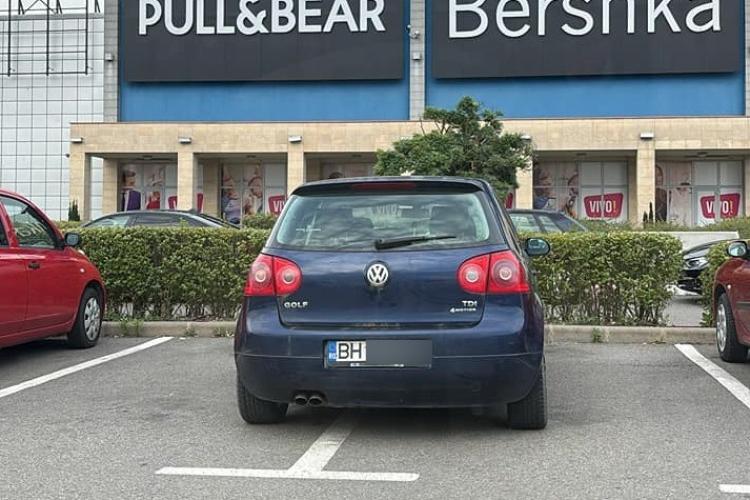 ,,O să devină mascota VIVO”. O mașină cu numere de Bihor ocupă două locuri, de peste două luni, în parcarea mall-ului din Cluj-Napoca