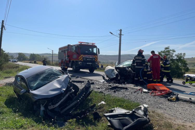 Accident rutier grav într-o comună din Cluj. Un tânăr de 19 ani a fost transportat la spital/Circulația este oprită - FOTO