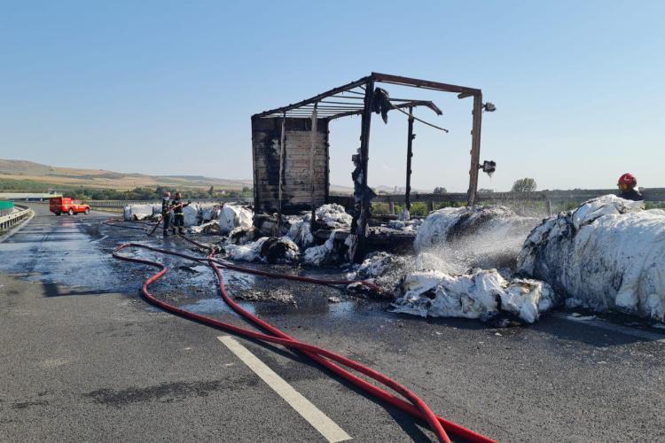  Incendiu violent pe A10, sensul Turda - Sebeș! Un autocamion a fost mistuit de flăcări