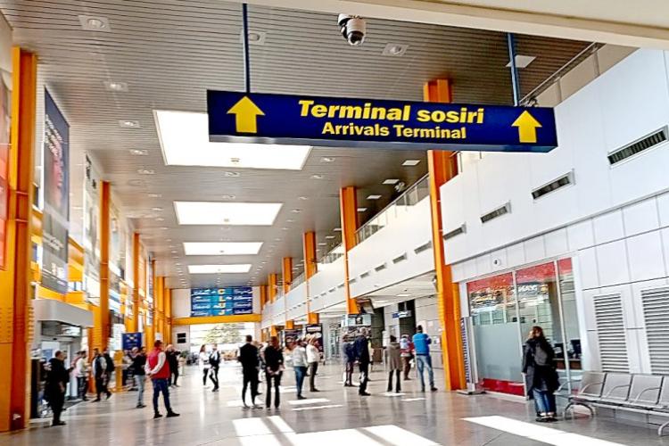 Mită la Aeroportul Internațional Cluj: Un clujean i-a oferit 400 de dolari unui polițist pentru a-și ajuta prietena să intre ilegal în țară