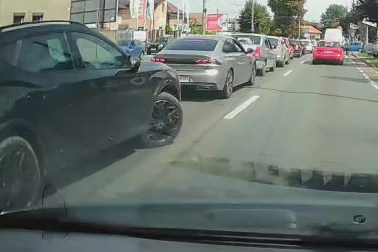 Inconștiență sau neatenție la volan? Un clujean era să provoace un accident rutier: ,,Să fii mai atent să nu bagi pe cineva în spital”-VIDEO