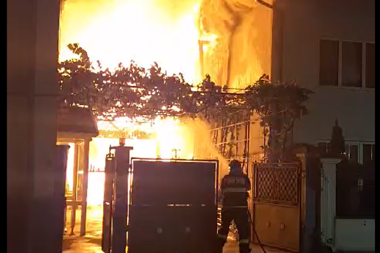 Un clujean de 48 de ani, rănit în incendiul devastator de azi-noapte de la Cluj. Polițiștii au deschis dosar penal pentru distrugere VIDEO