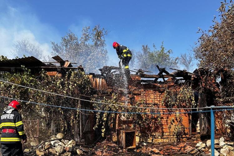 VIDEO. Cluj - Incendiu violent lângă o pădure din Bobâlna! Flăcările au cuprins și o anexă gospodărească