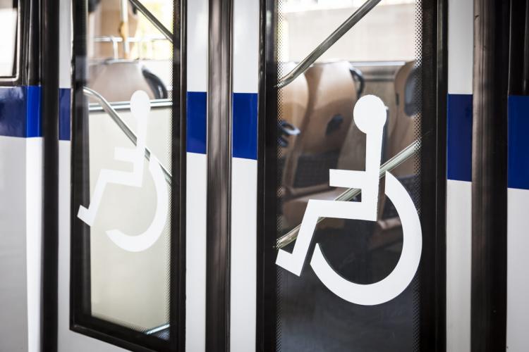 Firmele de transport riscă amenzi usturătoare dacă refuză persoanele cu handicap: „Devine contravenţie”