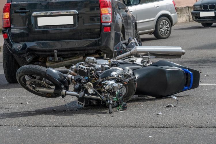 Un motociclist din Cluj și-a pierdut viața într-un accident în Suceava. A intrat într-un stâlp/Medicii nu au mai putut face nimic