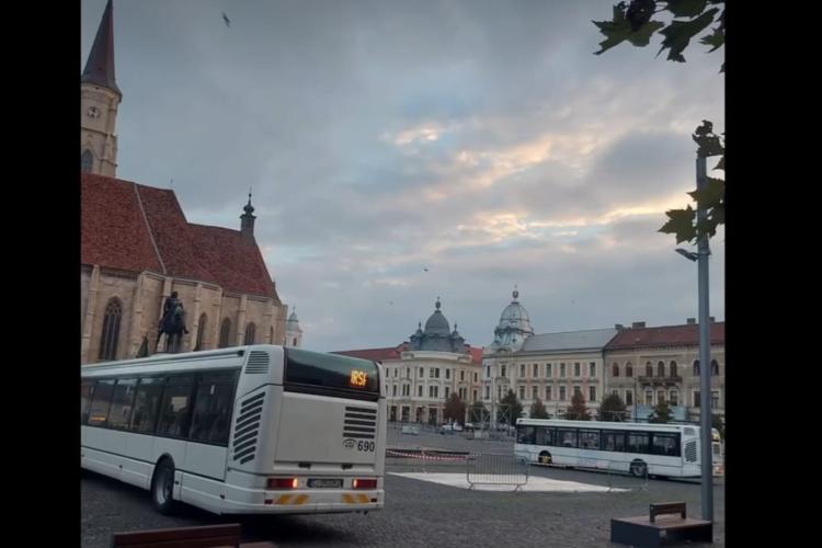 VIDEO. Autobuze CTP - desenate în Piața Unirii! Tinerii artiști transformă aceste vehicule în opere de artă/Poți vedea procesul „în direct”