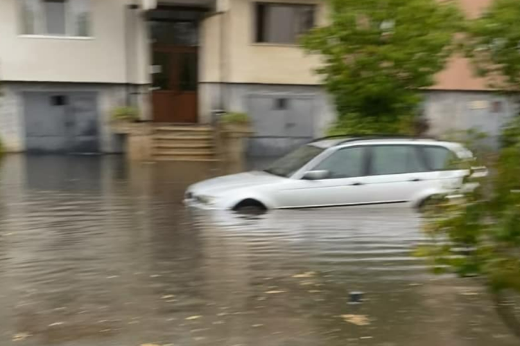 Evitați strada Tulcea din Cluj-Napoca.  Nu se poate trece: Apa până la brâu! FOTO 