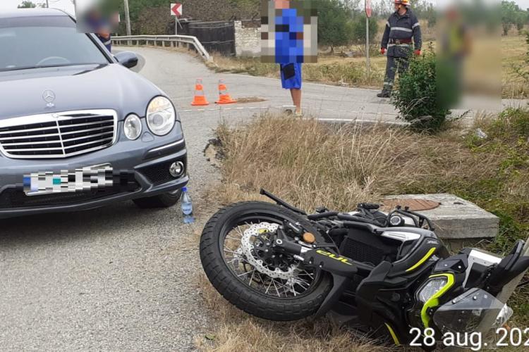 Cluj: Accident în Bunești între o motocicletă și o mașină! Un bărbat a fost rănit/ Prezintă o posibilă fractură