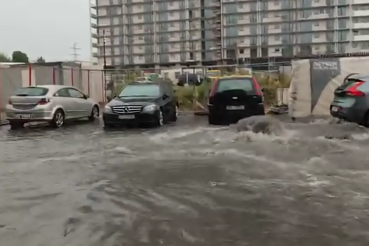 Asfalt rupt pe o stradă din Cluj-Napoca, după ce canalizarea a cedat. Un canal s-a transformat în fântână arteziană VIDEO