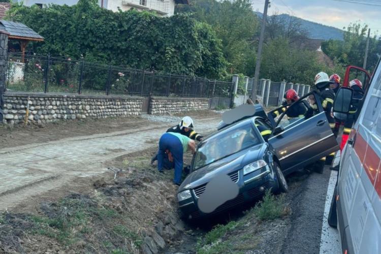 Trei clujeni au ajuns la spital după un accident rutier dintr-o comună din Vâlcea. Șoferița a intrat cu mașina într-un șanț