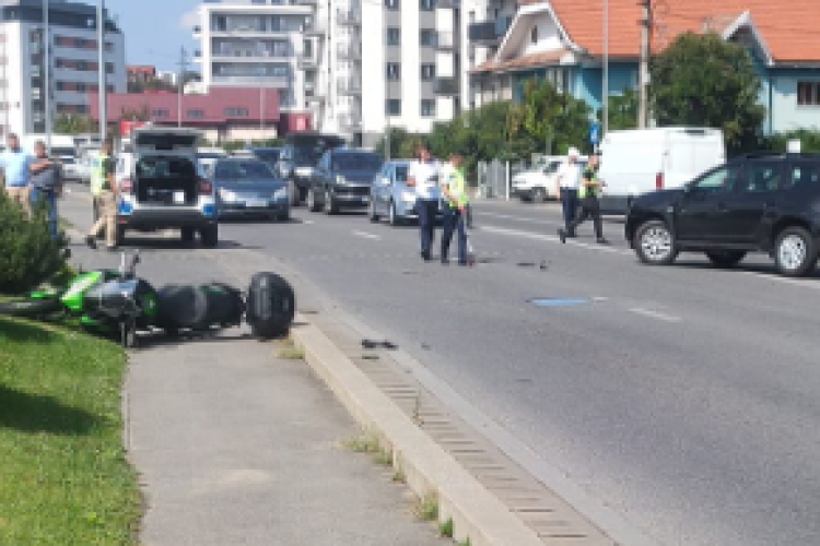 Cluj: Accident pe Calea Baciului. O motocicletă și un autoturism au fost implicate. O persoană a fost transportată la spital - FOTO