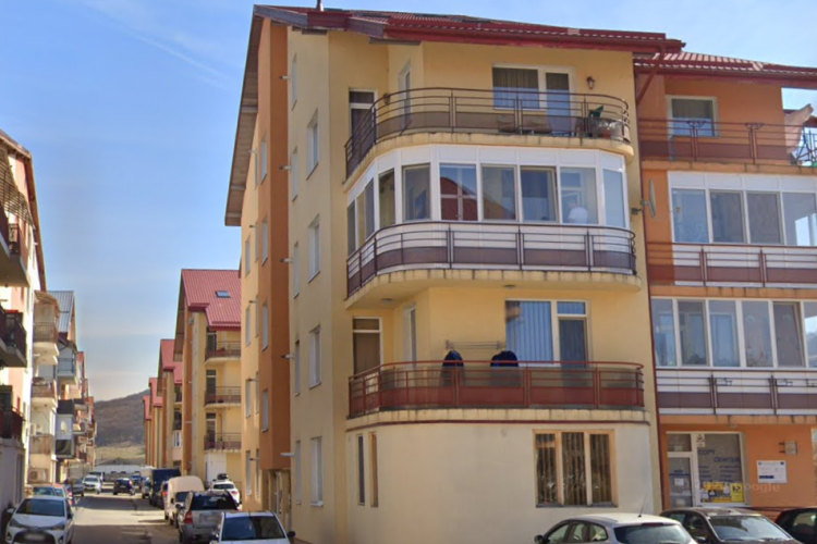 Tânăr îmbrăcat sumar, dezlănțuit pe balconul unui apartament din Florești. I-a amenințat pe polițiștii care i-au stricat petrecerea: „Sunt la mine acasă”