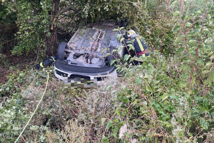 Scene ca-n filme pe drumul Sfântul Ioan, din Făget, Cluj. Șoferul a scăpat ca prin minune, deși mașina s-a răsturnat spectaculos, cu roțile în sus FOTO