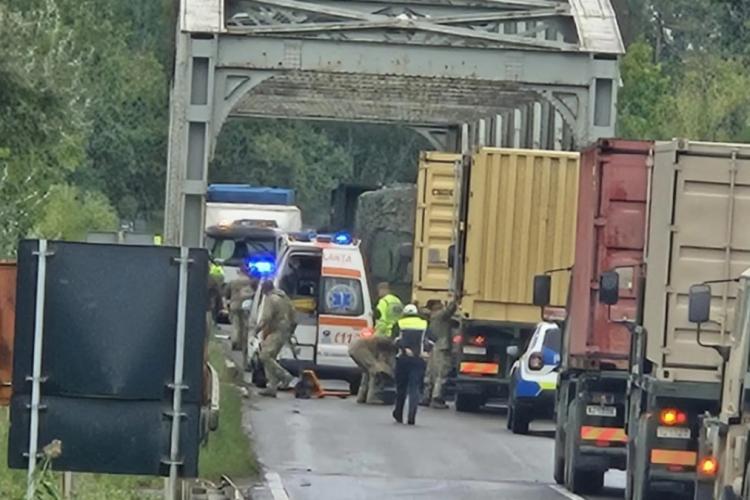 Două convoaie militare au făcut accident. Un șofer a fost rănit