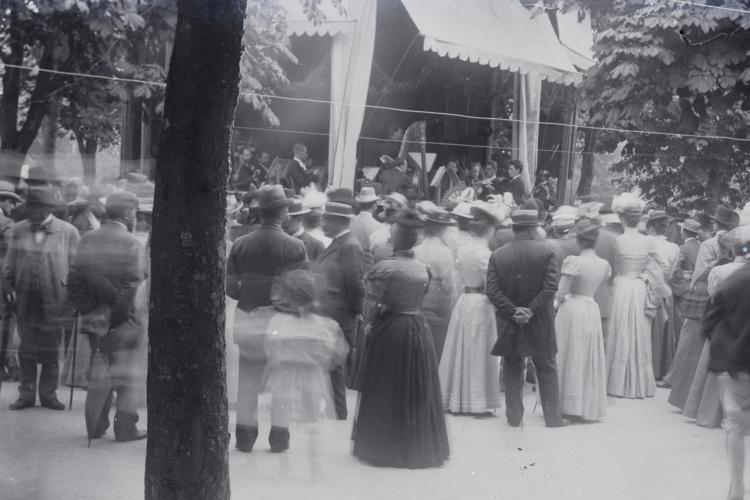 Amintiri din Clujul de altădată! Imagini superbe cu un concert din Parcul Central de acum 100 de ani: ,,Ce lume elegantă” - FOTO