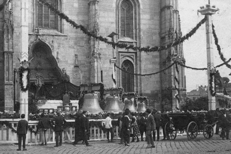 Imagini superbe de la sfințirea noilor clopote, la Biserica Sfântul Mihail din Cluj. Slujba a avut loc acum 100 de ani - FOTO 