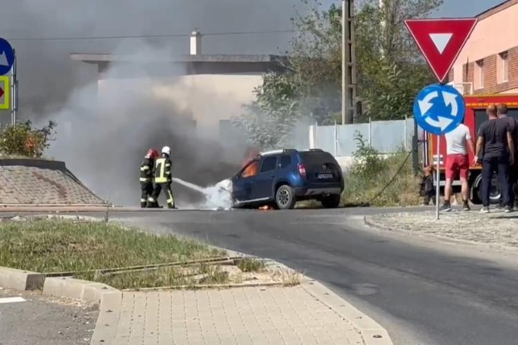 Cluj: O mașină a luat foc din senin, în Feleacu! Intervin pompierii - VIDEO