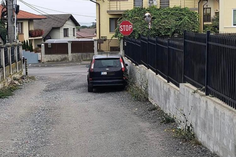 Un șofer din Cluj nu numai că a oprit, dar a și parcat la STOP. Mașina zace în buza unei intersecții de două zile 